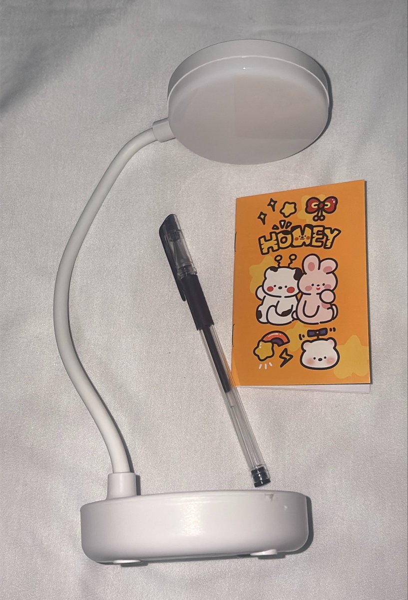 4leafies's tweet photo. yeayy finally beli table lamp buat di meja &amp; buat ngonten!! aku belinya under 30k tapi ternyata good quality, bentuknya fleksibel, ada 3 pilihan warna dan bisa diatur kecerahannyaa. udah gitu free charger + notebook + pensil, fix ga nyesel sih beli inii🌟 https://t.co/Qx1jH91nIV
