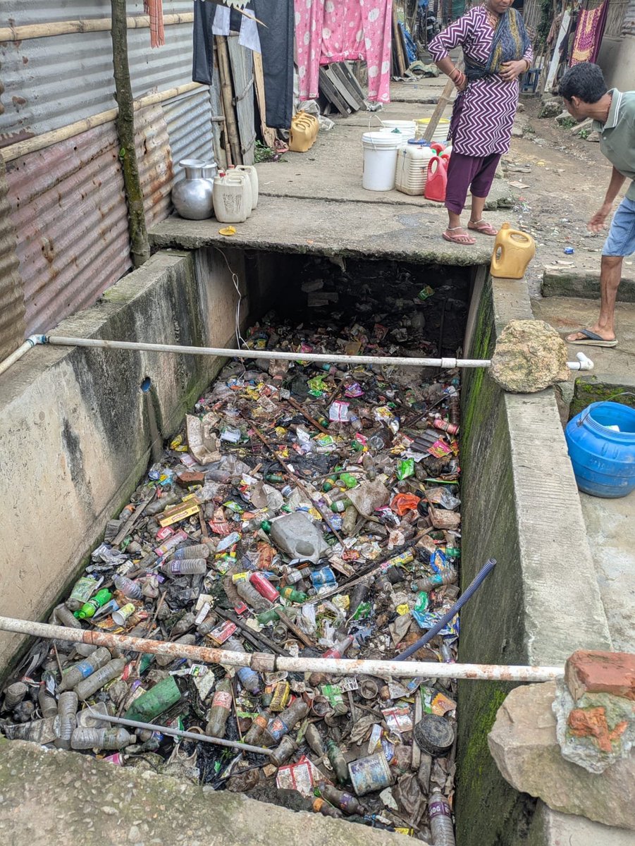guwahatiplus's tweet image. #PHOTOS | Residents of Shiv Nagar in the Last Gate area of Noonmati have alleged that the absence of regular garbage collection by the #GMC has left them with no option but to dump household waste in nearby drains.