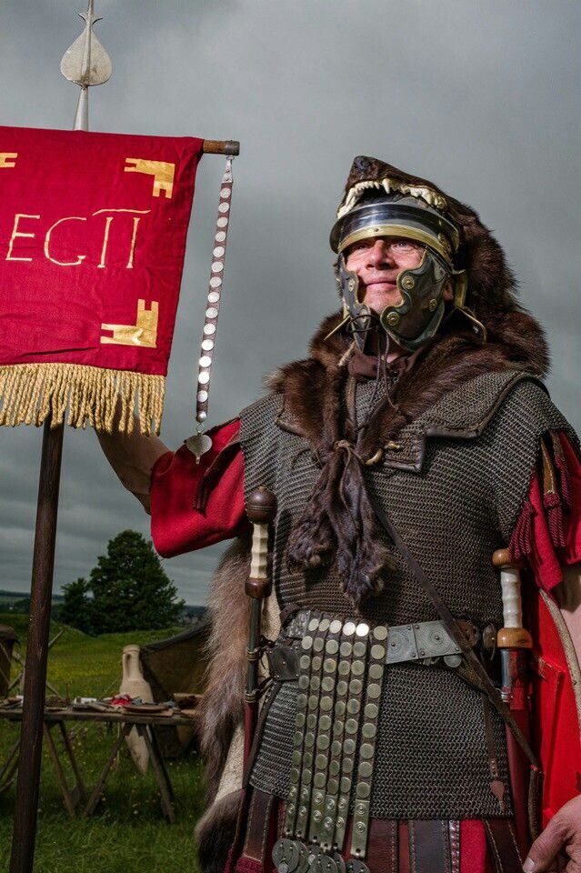 La armadura que todo el mundo asocia con el legionario romano, la lorica segmentata, se usó 200 años y ni siquiera de forma generalizada. La que definió al ejército romano de verdad fue la cota de malla (lorica hamata).

Para empezar, ninguno de los dos nombres es romano. "Lorica