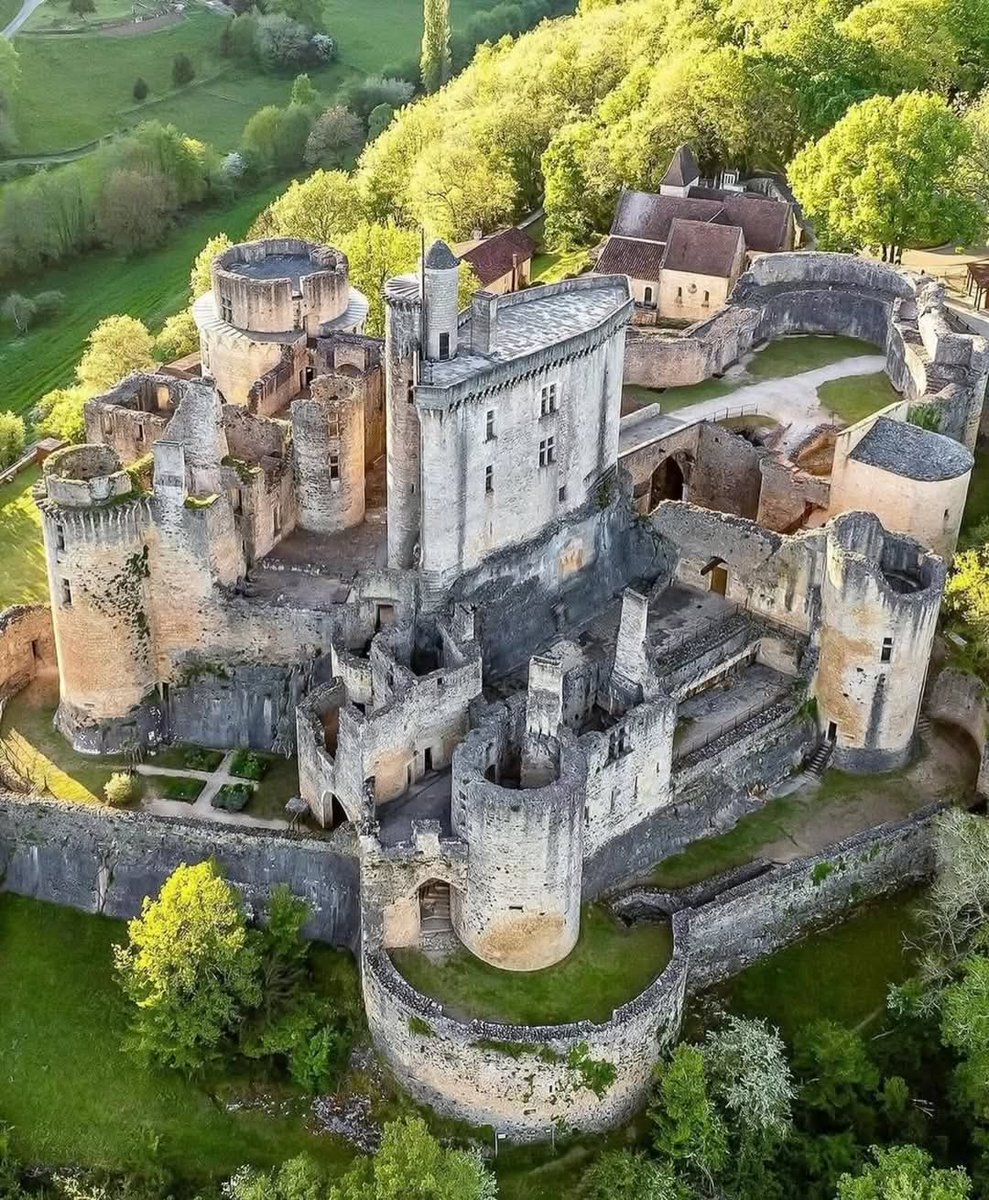 MiguelCalabria3's tweet image. Car ceux qui,autrefois, faisaient profession d'aimer
méritaient qu'on les appelât courtois,
vaillants, généreux et honorables.
Mais à présent Amour est matière à fiction
✒️Chrétien de Troyes, 1130-85

Le château de Bonaguil, Lot-et-Garonne #France XIIIe-XVIe siècle 
@picard_dit