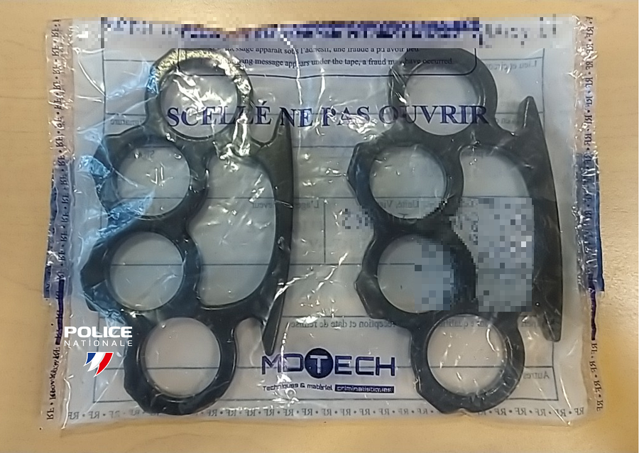 PoliceNat44's tweet image. #ContreLesTrafics | pour lutter contre les projections dans l’enceinte de la maison d’arrêt de #Nantes, nos policiers effectuent de nombreux contrôles. Hier, Ils ont interpellés 2 individus en possession de poings américains et de nombreux sachets de stupéfiants.