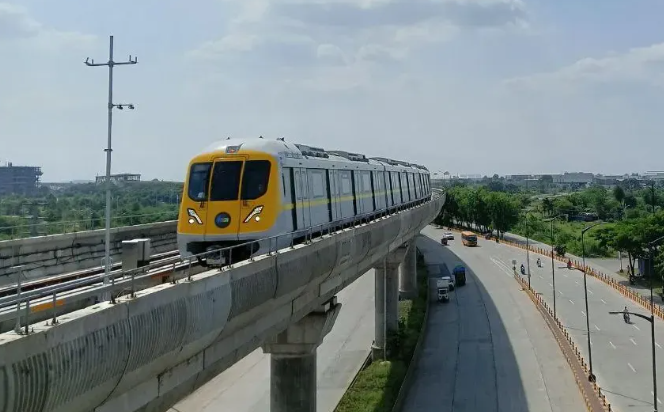 BHiren's tweet image. Indore – Ujjain RRTS or Metro?

DMRC submits DPR to MP govt. for state’s first intercity corridor.

Est. Cost: ₹10,000 cr
Length: 45 kms
Stn: 11 (incl. 1 UG)
Route: Lav Kush Choraha (Indore) to Mahakal Lok.