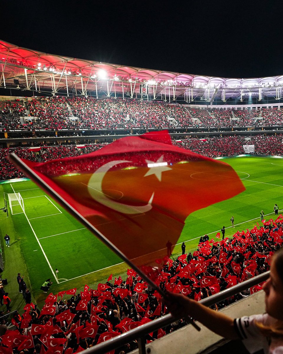 Asil bayrağımız gelin gibi süslemiş mabedimizi,  Çok güzelsin <a href="/Besiktas/">Beşiktaş JK</a> 'ım 🇹🇷🖤🤍❤️🦅