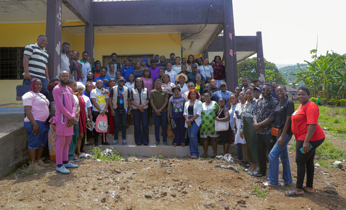 UNFPACameroon's tweet image. 🤝 À Limbe, L’équipe de @UNFPACameroon salue le dynamisme des 162 agents recenseurs, majoritairement des femmes. Le Maire Chief Ndive Woka Ngale Daniel mobilise les chefs traditionnels pour un dénombrement inclusif et éthique. #Inclusion