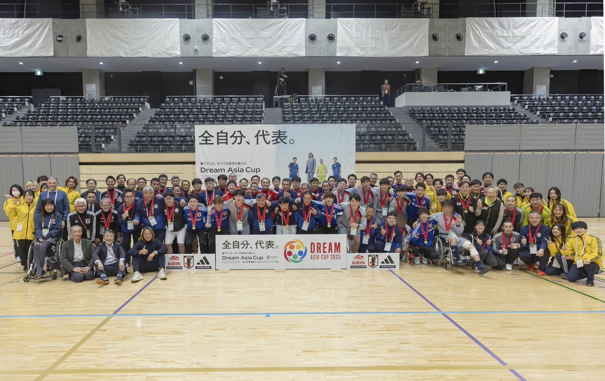 sf_2016japan's tweet photo. 【新しいヘッダー画像になりました‼️】

映っているのは「Dream Asia Cup」を共に創り上げた韓国・台湾の選手、スタッフの皆さんです。

言葉や文化は違えど、一つの目標に向かって集まった仲間たちの最高の笑顔。
当協会のこれからの活動を象徴するような1枚を選びました。

ぜひ、大きな画面で見ていただけると嬉しいです。

[New Header Image]
The image features the players and staff from South Korea and Taiwan who worked together to create the "Dream Asia Cup."

Despite differences in language and culture, these are the radiant smiles of teammates united by a single goal.

We chose this image to symbolize the future activities of our association.

We hope you'll enjoy viewing it on a larger screen.

#ソーシャルフットボール
#dreamasiacup
#socialfootball
#韓国🇰🇷
#台湾🇹🇼