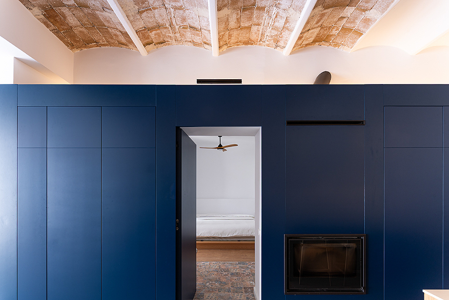 Interior_es's tweet image. 2.17 #Architecture transformed a ground-floor dwelling between party walls, fragmented, organized by a corridor, and lacking natural light, into a contemporary, bright, and spatially coherent home.
-&amp;gt; Photography: Adrià Núñez
-&amp;gt; interioresminimalistas.com/2026/04/24/reo…
-&amp;gt; #renovation #interiors