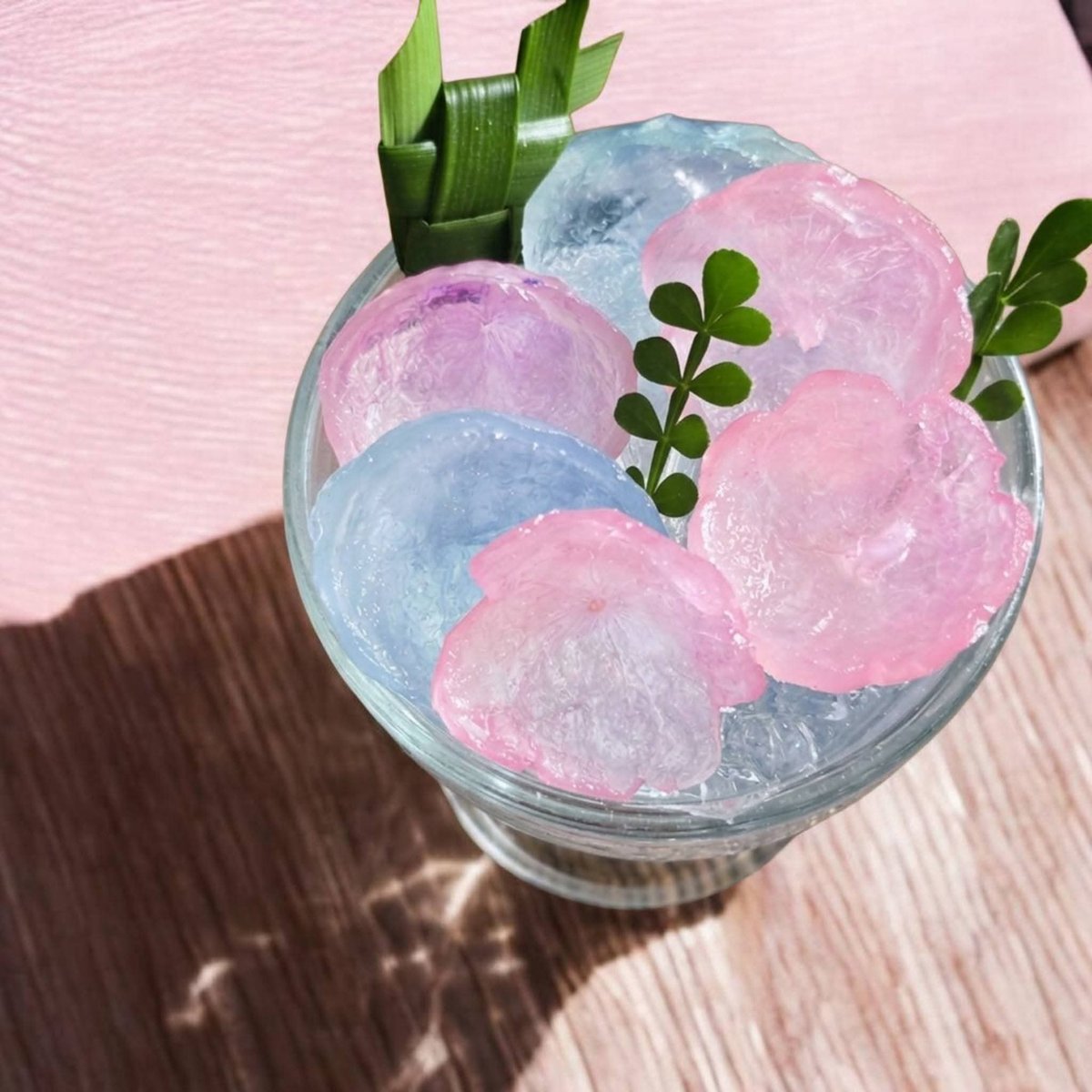 LalixTH_VibeS's tweet image. สวยเหมือนภาพวาด แต่นี้คือ #มะกรูดลอยแก้ว ✨️
📸 Tawan Tawan

#Thaidessert #Thaifood #Kaffirlime
