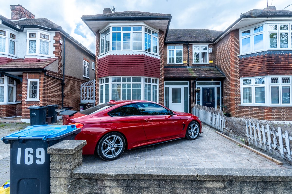 PP_Estates's tweet photo. New to market - 3 Bed Semi-Detached, Parsonage Lane, Enfield EN1 3UJ, £611.54pw. View details: https://t.co/C3LtW8mZva https://t.co/rhaTUL2ml2