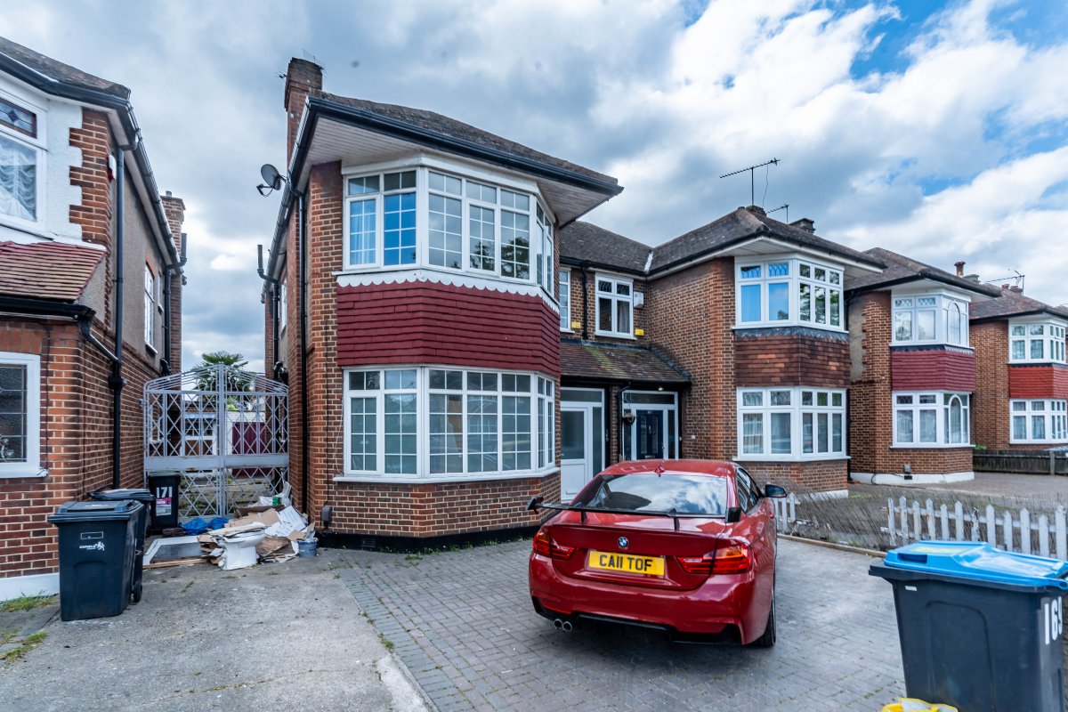 PP_Estates's tweet photo. New to market - 3 Bed Semi-Detached, Parsonage Lane, Enfield EN1 3UJ, £611.54pw. View details: https://t.co/C3LtW8mZva https://t.co/rhaTUL2ml2