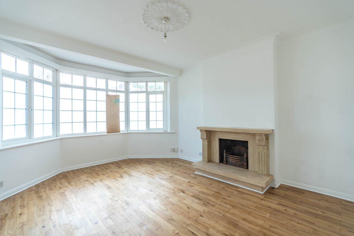 PP_Estates's tweet photo. New to market - 3 Bed Semi-Detached, Parsonage Lane, Enfield EN1 3UJ, £611.54pw. View details: https://t.co/C3LtW8mZva https://t.co/rhaTUL2ml2