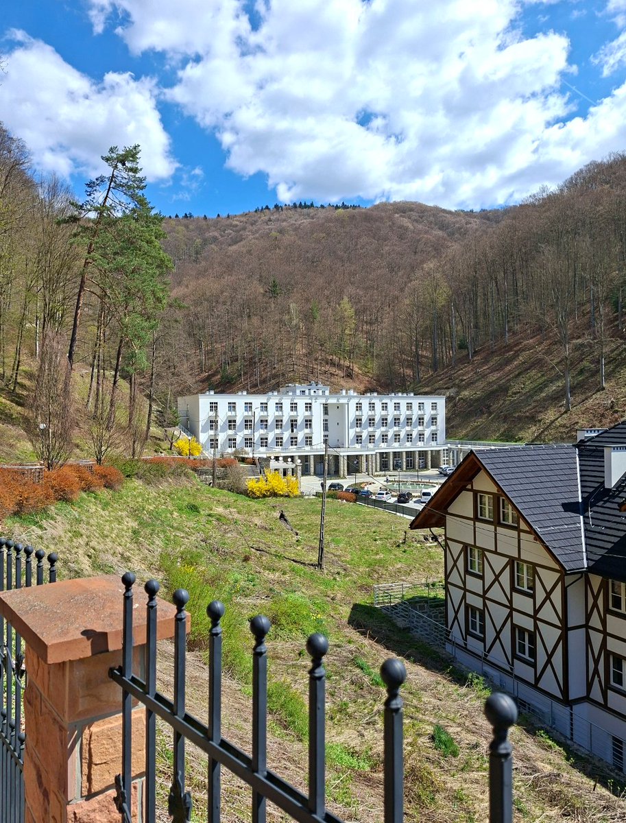jurajczyk's tweet photo. Kurortowa perełka-Uzdrowisko #ŻegiestówZdrój w #BeskidSądecki nad #Poprad.em. Przed wojną miejsce dla bogatych elit, nawet #JanKiepura z racji wysokich cen działek w #Żegiestów wybrał #Krynica i tam wybudował swoją willę "Patria". Historia zdroju (link): https://t.co/gEMhcH5pgZ https://t.co/o8vh6ff1s6