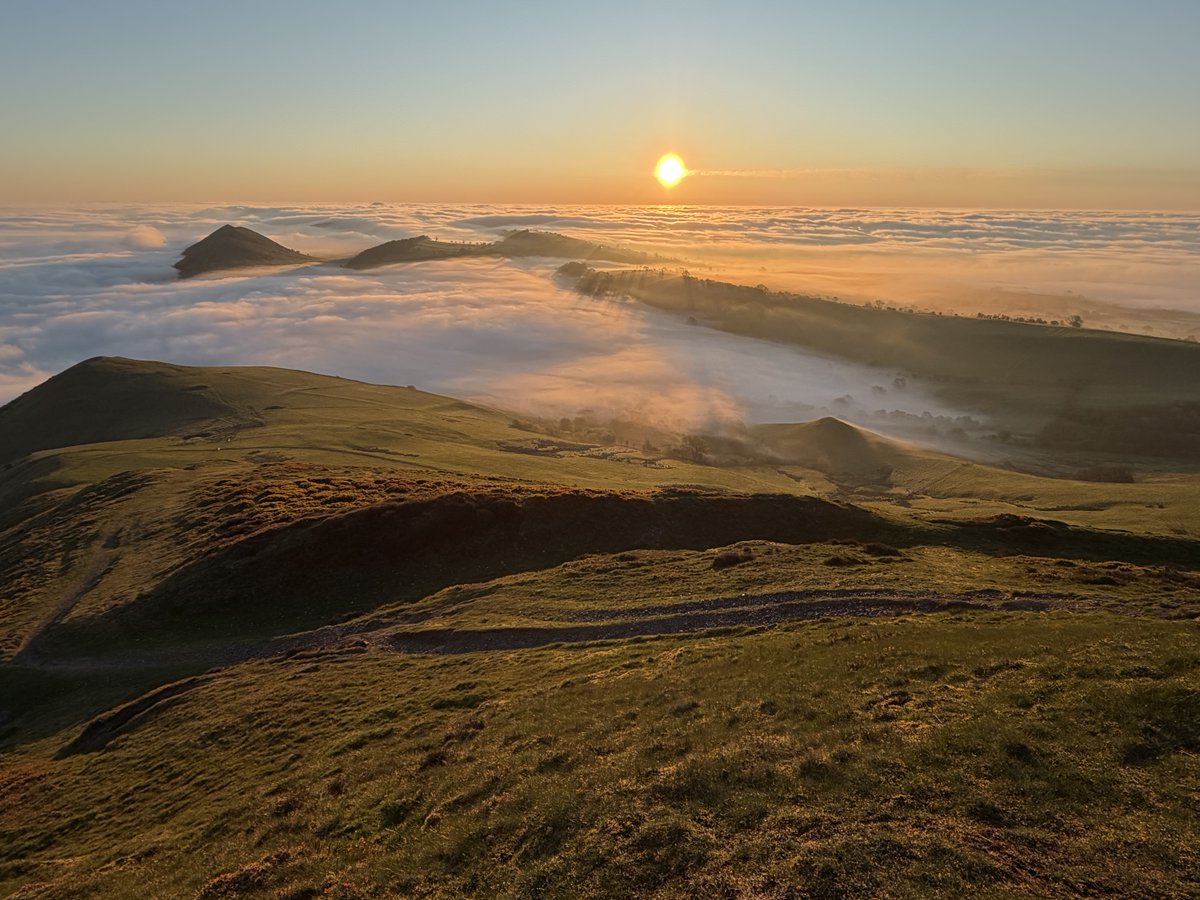 Aneedtopaint's tweet image. A couple of images from this morning’s cloud inversion. #Weather #Shropshire #Nature