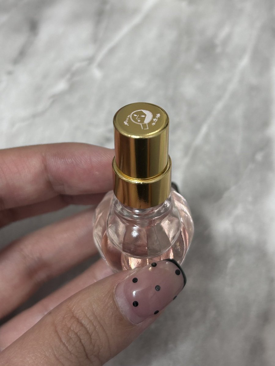 京都行った時によーじやで買ったミニ香水♡
サイズ感がリップより小さくて持ち運びに最高！！詰め替えもできるから使い終わったらお気に入りの香水入れて使いたい👍🏻
コスデコの香水のミニ版みたいなデザインで可愛い👼🏻 https://t.co/Y9SFZKr2W3