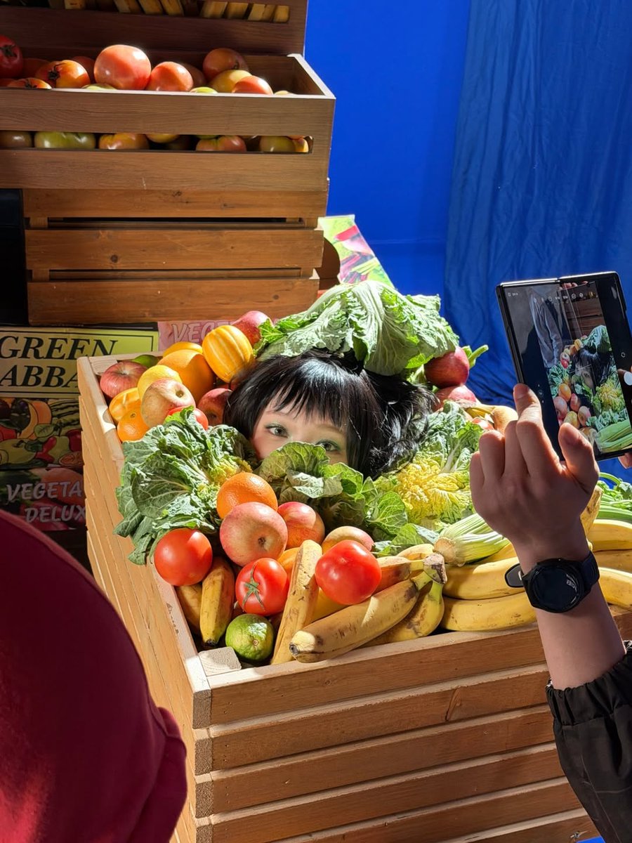 help i didn't see her at first 😭😭