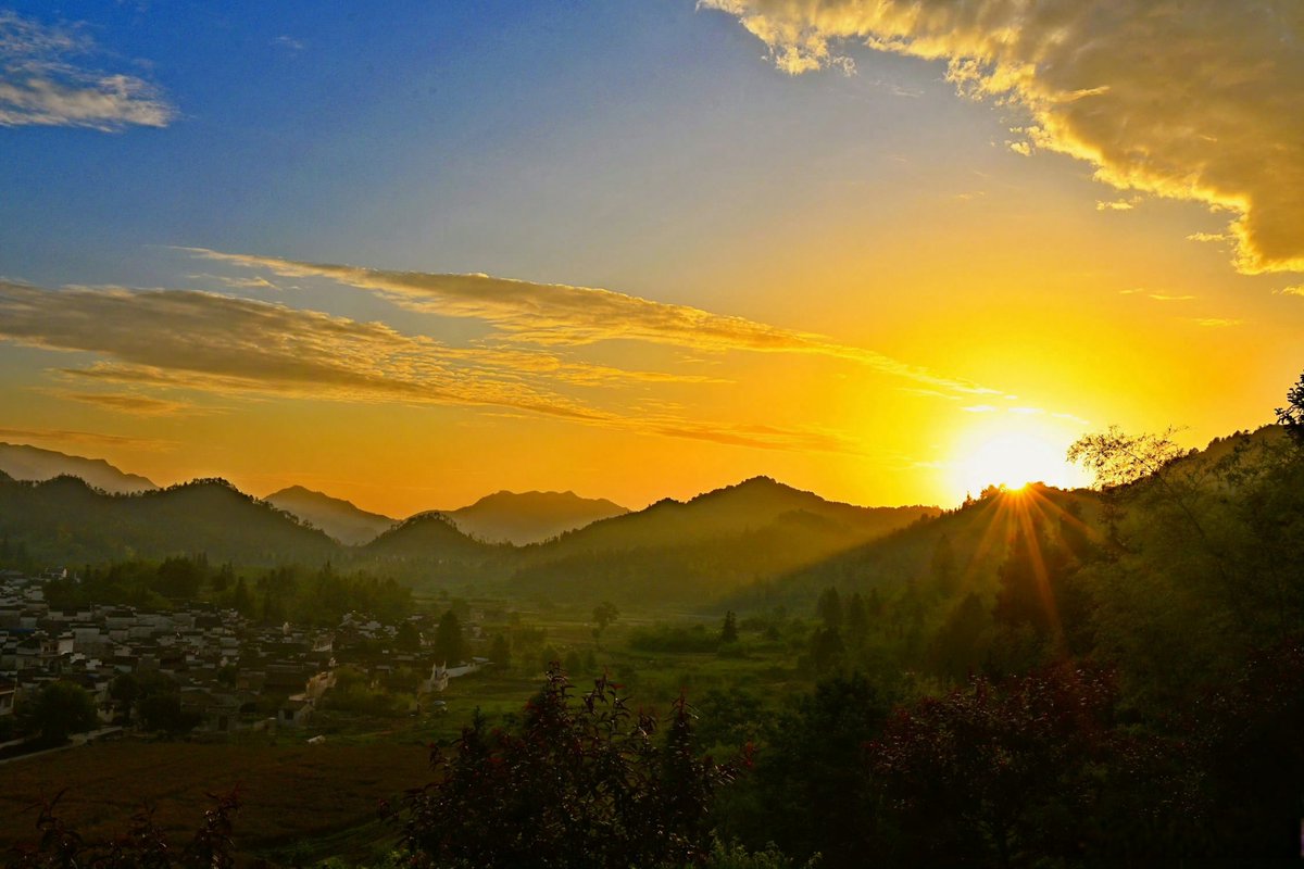 BreartV's tweet image. Woke up to misty mountains, sipped local tea by a stream, and hiked to a hidden village—today’s nature reset hits different.  #Wanderlust #NatureEscape