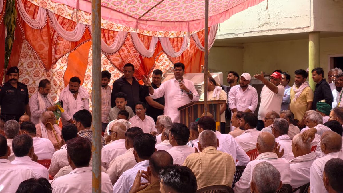Dchautala's tweet photo. छात्र हित महापंचायत में सर्व खाप के साथ साथ समाज के सभी वर्गों को एक साथ, एक मंच पर आने की आवश्यकता है। हम पार्टी कार्यकर्त्ता अपने साथ अनेक साथियों को लेकर 27 अप्रैल को पहुंचना सुनिश्चित करें। 
आज जींद के साथियों के साथ विस्तार से चर्चा कर जिले की भागीदारी मजबूत करने का आग्रह किया।