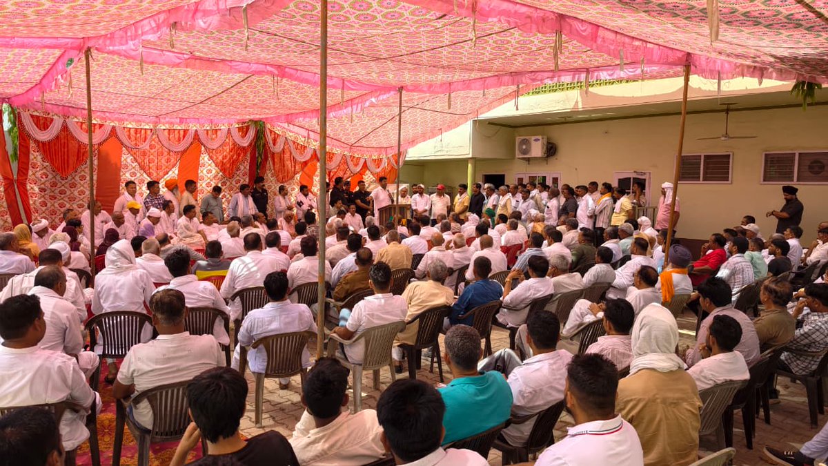 Dchautala's tweet photo. छात्र हित महापंचायत में सर्व खाप के साथ साथ समाज के सभी वर्गों को एक साथ, एक मंच पर आने की आवश्यकता है। हम पार्टी कार्यकर्त्ता अपने साथ अनेक साथियों को लेकर 27 अप्रैल को पहुंचना सुनिश्चित करें। 
आज जींद के साथियों के साथ विस्तार से चर्चा कर जिले की भागीदारी मजबूत करने का आग्रह किया।