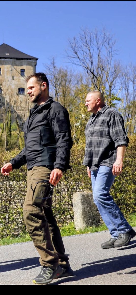 MichalBNR32's tweet photo. @VlastimilWeiner @prezidentpavel @hradmluvci @DominikBartak Musi bejt fakt prdel slouzit u UOP, na jedny strane tacticool vemena ktery sou fakt nenapadny, na druhy strejdove co pamatujou jak sbiraly zlityho a pochcanyho Havla ze zeme a sami maj aspon 1,5 promile. https://t.co/rEkYhtV74T
