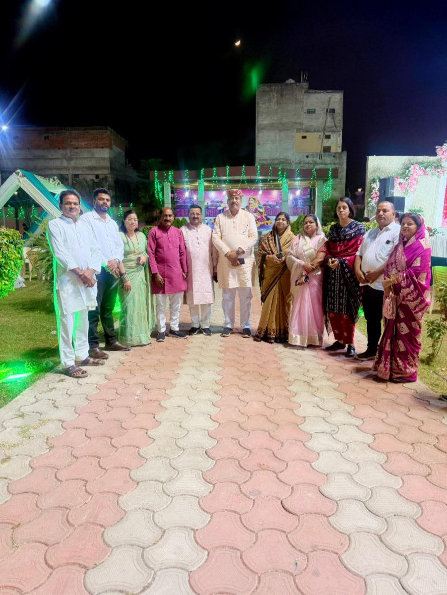 artisingh565's tweet photo. सीधी इंद्रराज पैलेस पड़ैनिया में आर्या कॉलेज के संचालक श्री Ganga Singh Baghel जी के चिरंजीव प्रिय DrAmar Baghel जी के शुभ तिलकोत्सव में शामिल होकर शुभकामनाए प्रेषित किए। https://t.co/AR7OY94bAF