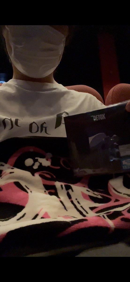 without10969's tweet image. 昔のTシャツ、昔のタオル、今回のアルバム

映画館でLIVE映像観ます

#ONEOKROCK #ワンオク #DETOX