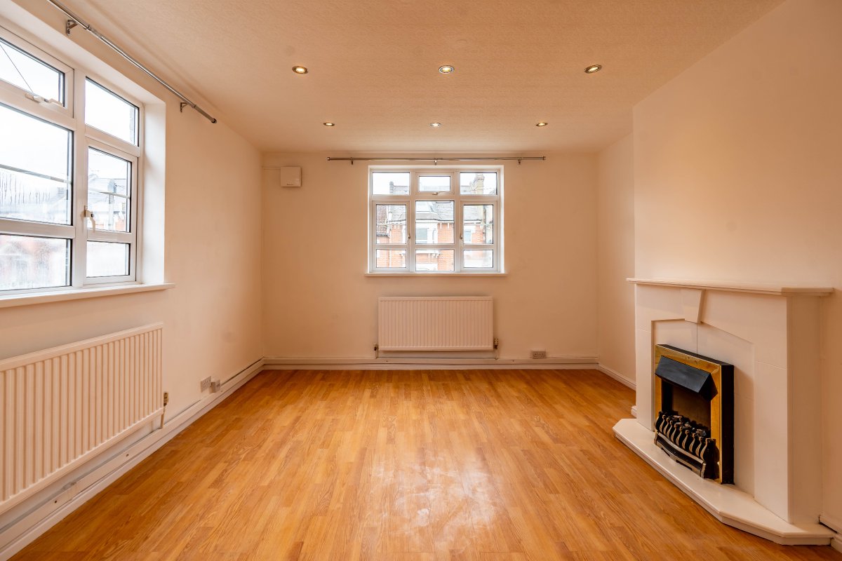 PP_Estates's tweet photo. New to market - 2 Bed Apartment, Beaconsfield Road, London N11 3AD, £385,000. View details: https://t.co/hD9djXmpoE https://t.co/EAXxKYrJT3