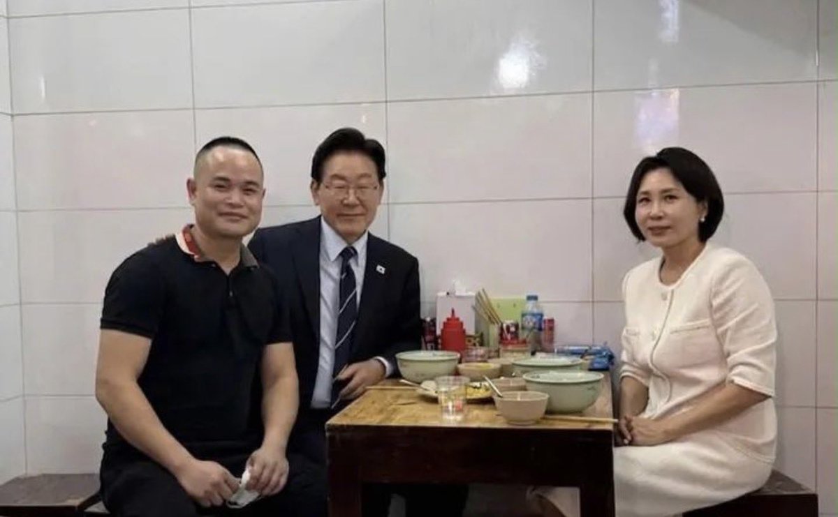 LmaoXmusk's tweet image. Đi gội đầu gặp tổng thống là có thật ! 
Rất thân thiện ạ ! #korea #vietnam