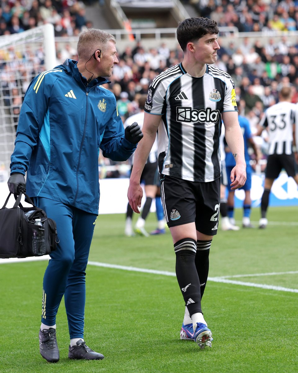 NUFC's tweet image. Eddie Howe on Tino Livramento and Anthony Gordon:

"Tino went for a scan initially, a bad injury. He is due to have another scan at the weekend to determine the full extent of his time out, we will wait and see whether he plays again this season. 

Anthony won’t make the game; he
