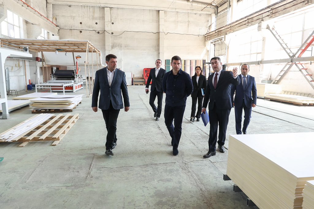 MammadovOrkh's tweet photo. Sahibkarlar rəqabətqabiliyyətli və innovativ məhsulların istehsalına maraq göstərirlər. 'PolyFlex' MMC-nin Əmircan qəsəbəsindəki zavodunda olduq.Müəssisə müasir texnologiyalarla bambuk divar panelləri istehsal edir. Sahibkarla gələcək planları və ixrac imkanlarını müzakirə etdik. https://t.co/FqoDJU5iXx