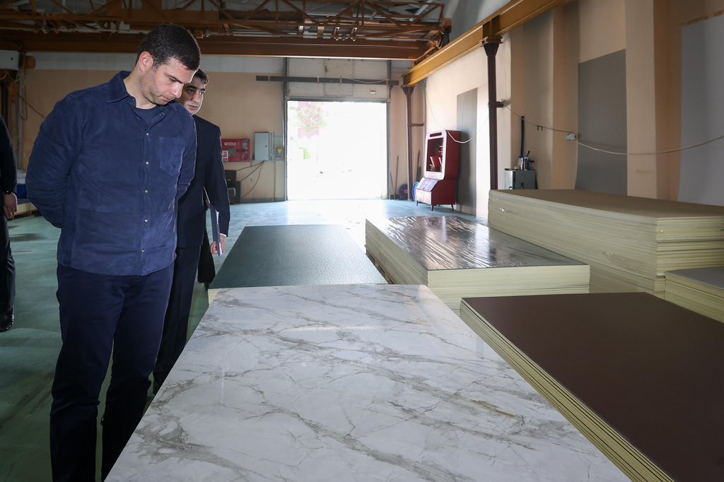 MammadovOrkh's tweet photo. Sahibkarlar rəqabətqabiliyyətli və innovativ məhsulların istehsalına maraq göstərirlər. 'PolyFlex' MMC-nin Əmircan qəsəbəsindəki zavodunda olduq.Müəssisə müasir texnologiyalarla bambuk divar panelləri istehsal edir. Sahibkarla gələcək planları və ixrac imkanlarını müzakirə etdik. https://t.co/FqoDJU5iXx