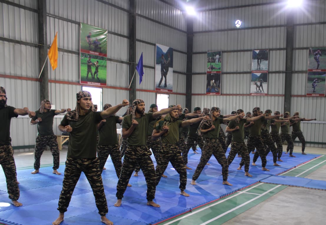 Spearcorps's tweet photo. 𝗕𝘂𝗶𝗹𝗱𝗶𝗻𝗴 𝗦𝘁𝗿𝗲𝗻𝗴𝘁𝗵, 𝗦𝗵𝗮𝗿𝗽𝗲𝗻𝗶𝗻𝗴 𝗦𝗸𝗶𝗹𝗹𝘀
Troops of Spearhead Division under #SpearCorps underwent an intensive five-week Army Martial Arts Routine (AMAR) training at Tuting, #ArunachalPradesh, honing precision, grit and skills essential for close quarter combat readiness.
Spearhead Division के जवानों ने #SpearCorps के अंतर्गत Tuting, #ArunachalPradesh में पाँच सप्ताह का Army Martial Arts Routine (AMAR) प्रशिक्षण प्राप्त किया, जिससे उनकी सटीकता, दृढ़ता और close quarter युद्ध के लिए आवश्यक कौशल में वृद्धि हुई।
#SpearheadDivision #Tuting #AMAR #CombatReadiness #IndianArmy #Training #CloseCombat #NationFirst
@adgpi
@easterncomd
@official_dgar
@prodefgau
@HQ_IDS_India
@DefenceMinIndia
@MyGovArunachal
@PemaKhanduBJP
@GovParnaik
@arunachaltimes_