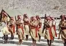 Sailm714's tweet photo. اللواء  اليميني قائد المنطقه العسكريه الثانيه يحتفل بذكرى تحرير المكلا. الملفت في الاحتفال لبس الفرقة الموسيقية لزي جيش البادية الحضرمي الذي كان يحمي سلطنة حضرموت قديمة قبل احتلال حضرموت وضمها لما يسمى بالجنوب من قبل الشيوعيين والقوميين الجنوبيين.

حضرموت اليوم غير حضرموت الأمس نقطه آخر السطر.