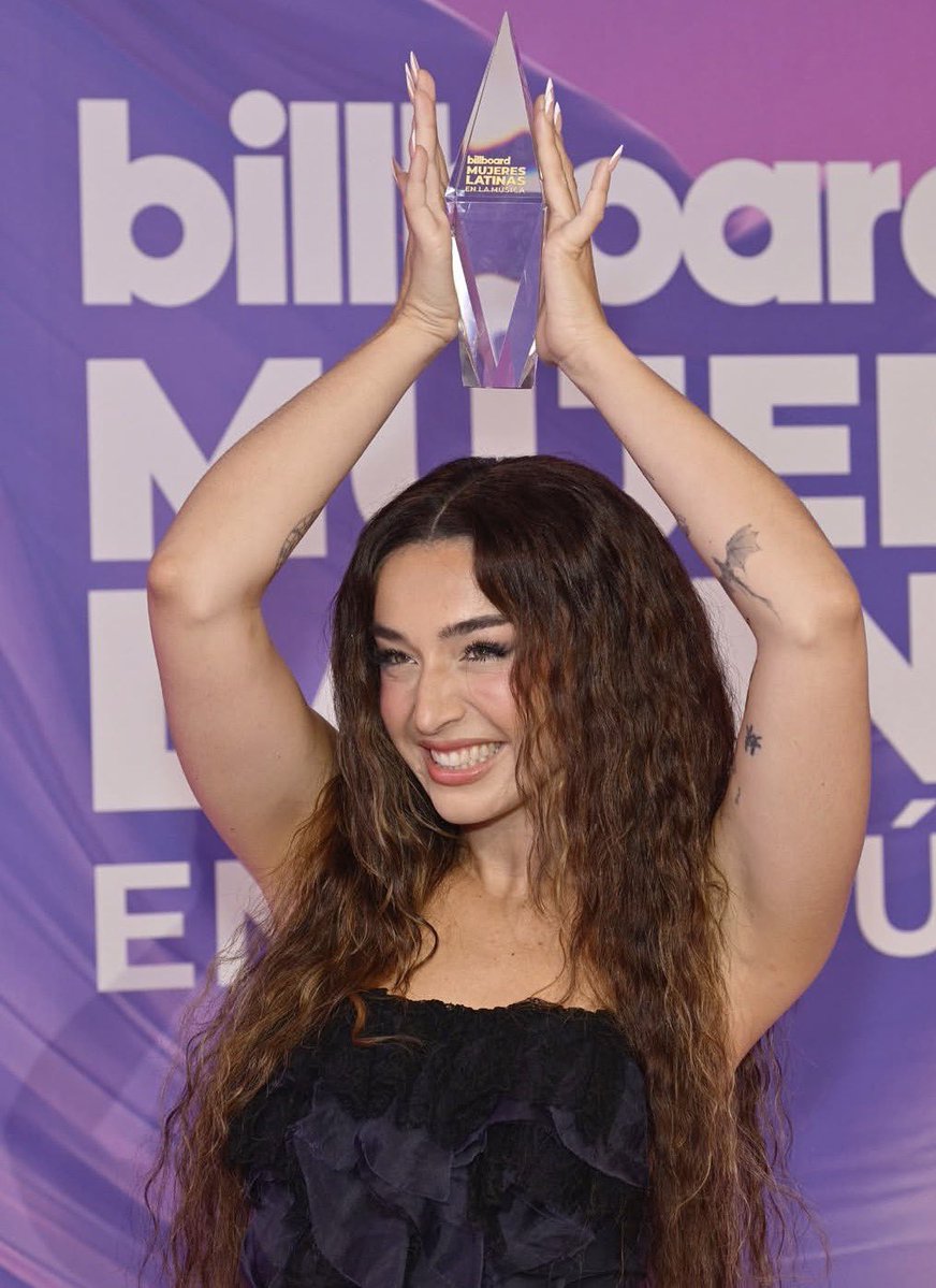 poniendose el premio como un sim JAJAJ

lola indigo a uysims <a href="/uyalbert/">Uy Albert!</a> q actue!