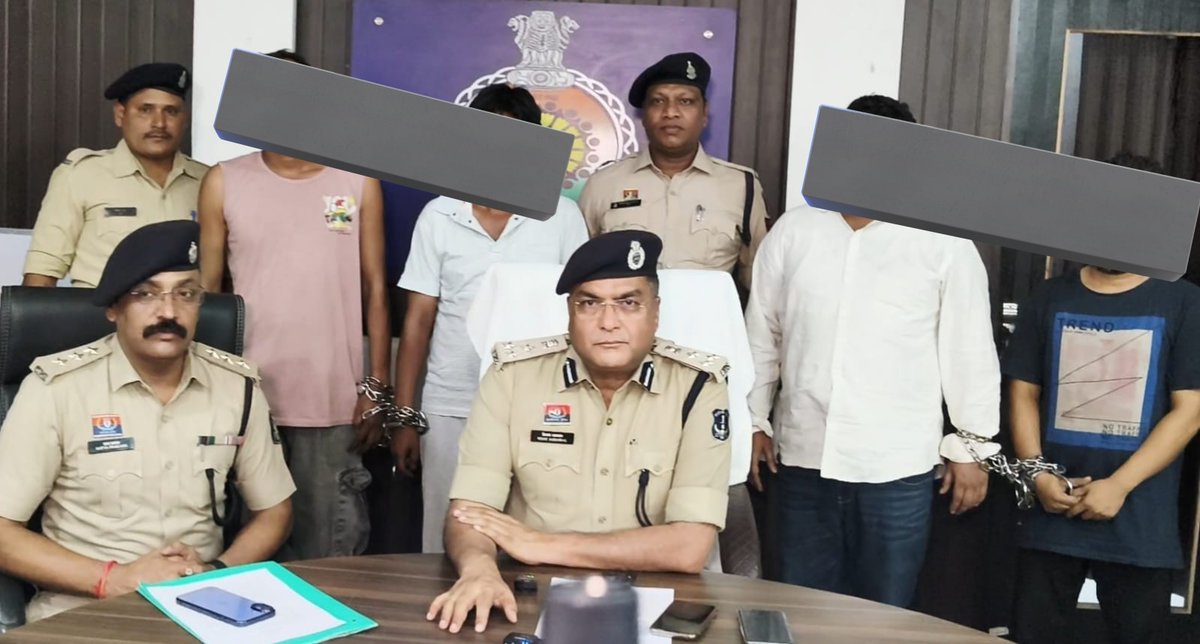 PoliceDurg's tweet image. 💊 "दवा कंपनी" की आड़ में नशे का खेल खत्म!
- फर्जी ड्रग लाइसेंस का पर्दाफाश: इंडिया मार्ट से कोडीन सिरप मंगाकर युवाओं को बेचने वाला गिरोह धराया।

- 4 आरोपी गिरफ्तार, ₹5 लाख का माल जब्त: 800 नग CADIFOS-T सिरप + सेंट्रो कार + एक्टिवा + 4 मोबाइल।

#DurgPolice #DrugBust