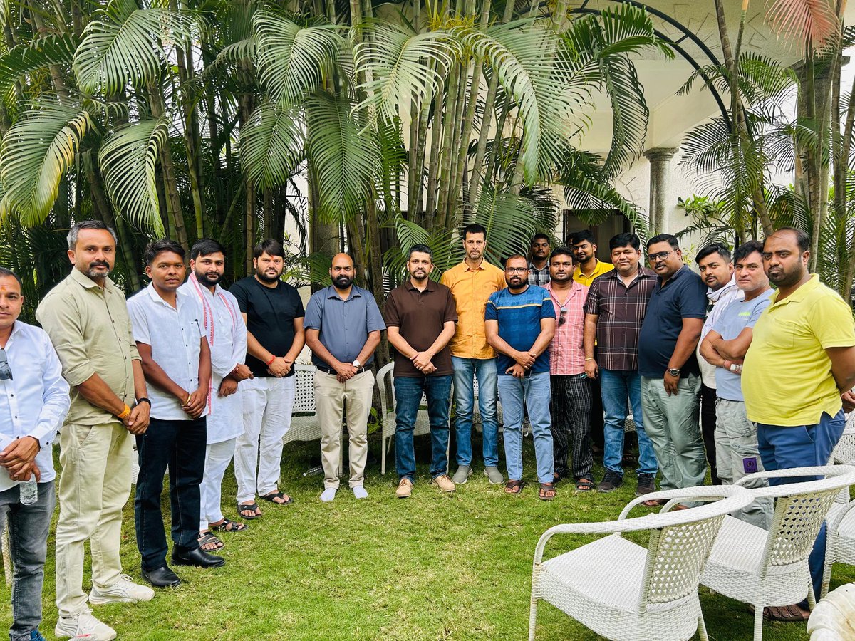 हम सब के नेता,सरगुजा के युवराज,
श्रद्धेय आदित्येश्वर शरण सिंहदेव जी"आदि बाबा" जी से आज "कोठीघर"पैलेस में सौजन्य भेंट ।