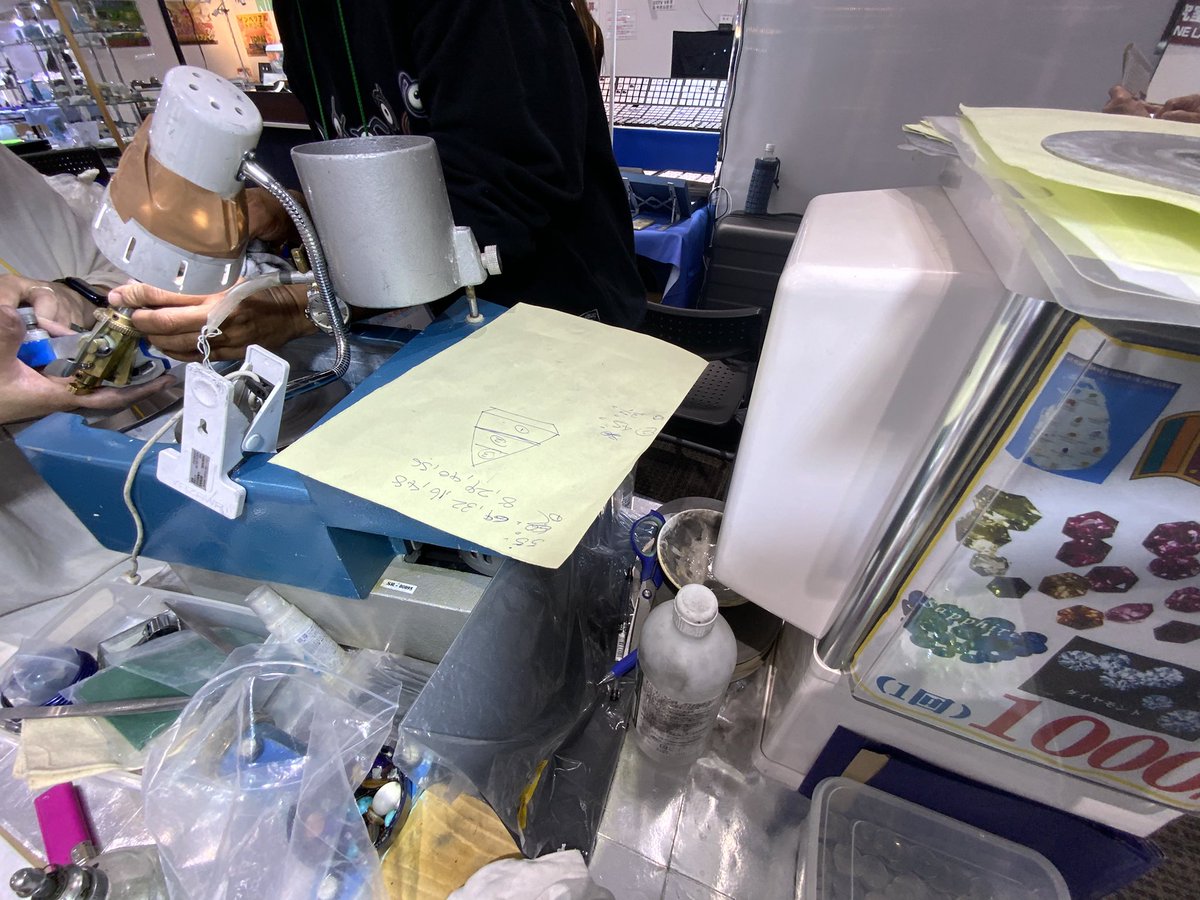 GemsWqh's tweet photo. 石ふしぎ大発見展
いよいよ明日、開幕です❣️

シシラジェムスでは、レナード先生の宝石研磨体験を行います✨

研磨した宝石はそのままお持ち帰り可能。世界にひとつ、あなただけの輝きを手に入れてください🥰

カットはカボション／ファセットよりお選びいただけます。

第6展示場 ブース No.288・289 https://t.co/yOVMCaEllw