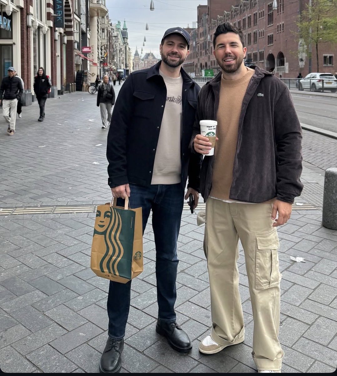 Andrea Camila 💜 tweet media