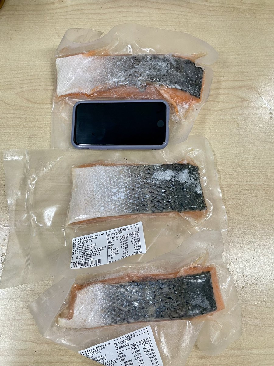 EC95277's tweet photo. 智利鮭魚切塊（帶皮去鱗）
無骨無刺
重量：300-350克/包（半斤多）
特價：200元/包
特價：200元/包
特價：200元/包
效期：2026年06月30日 https://t.co/a2uGc4ELBf