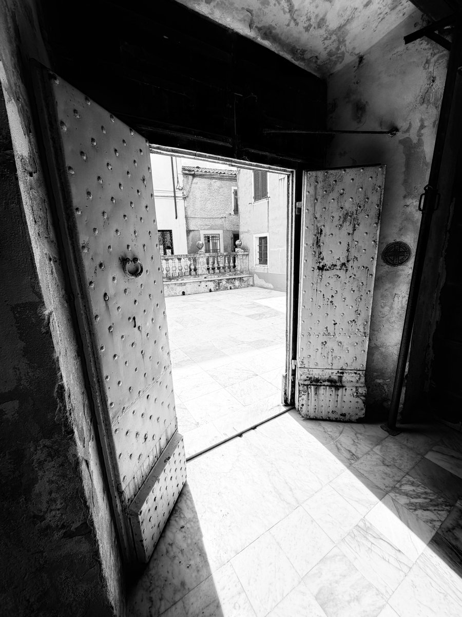 Alonein43672278's tweet image. #photography #blackandwhite #door #sun