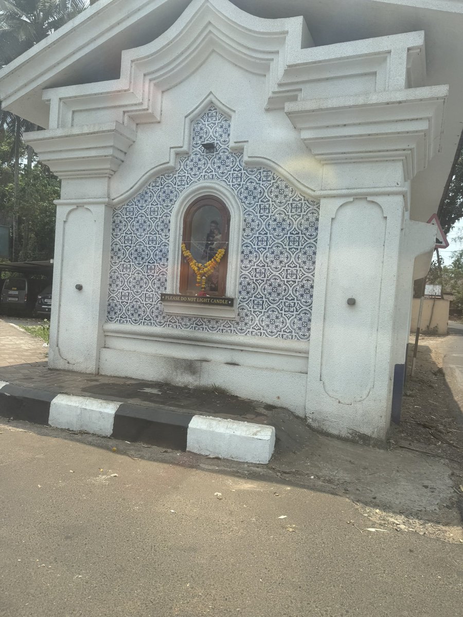 Nirva_999's tweet image. Sudden ga chusi gudilu anukoni dandalu petteskuntunna 😭
Christianity is the most confused religion 😭 #Goa