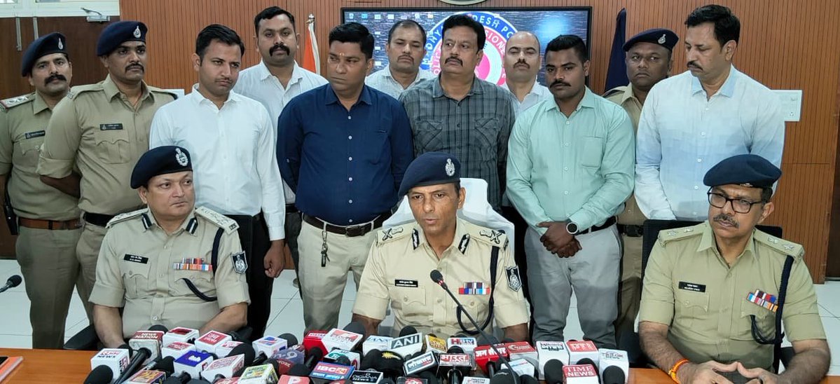 mohdept's tweet image. मामले में पुलिस ने अपहरण एवं फिरौती की वारदात का खुलासा करते हुए 4 आरोपियों को गिरफ्तार किया है। बच्चों के सुरक्षित मिलने पर परिजनों ने इंदौर पुलिस की तत्परता और संवेदनशीलता की सराहना करते हुए पूरी टीम का हृदय से आभार व्यक्त किया।

#SafeCity #PoliceSuccess #GoodWork #PublicSafety