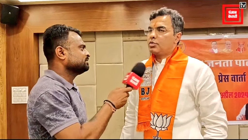 BarmerDurg's tweet image. कुछ वर्ष पहले एक इंटरव्यू के फोटो..! 
जब बाड़मेर के लोकसभा चुनाव में रणनीतिकार बनकर @p_sahibsingh बाड़मेर आए थे।

#FilePhoto