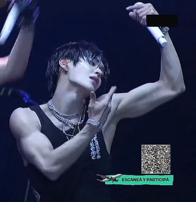 flexing idol tweet media