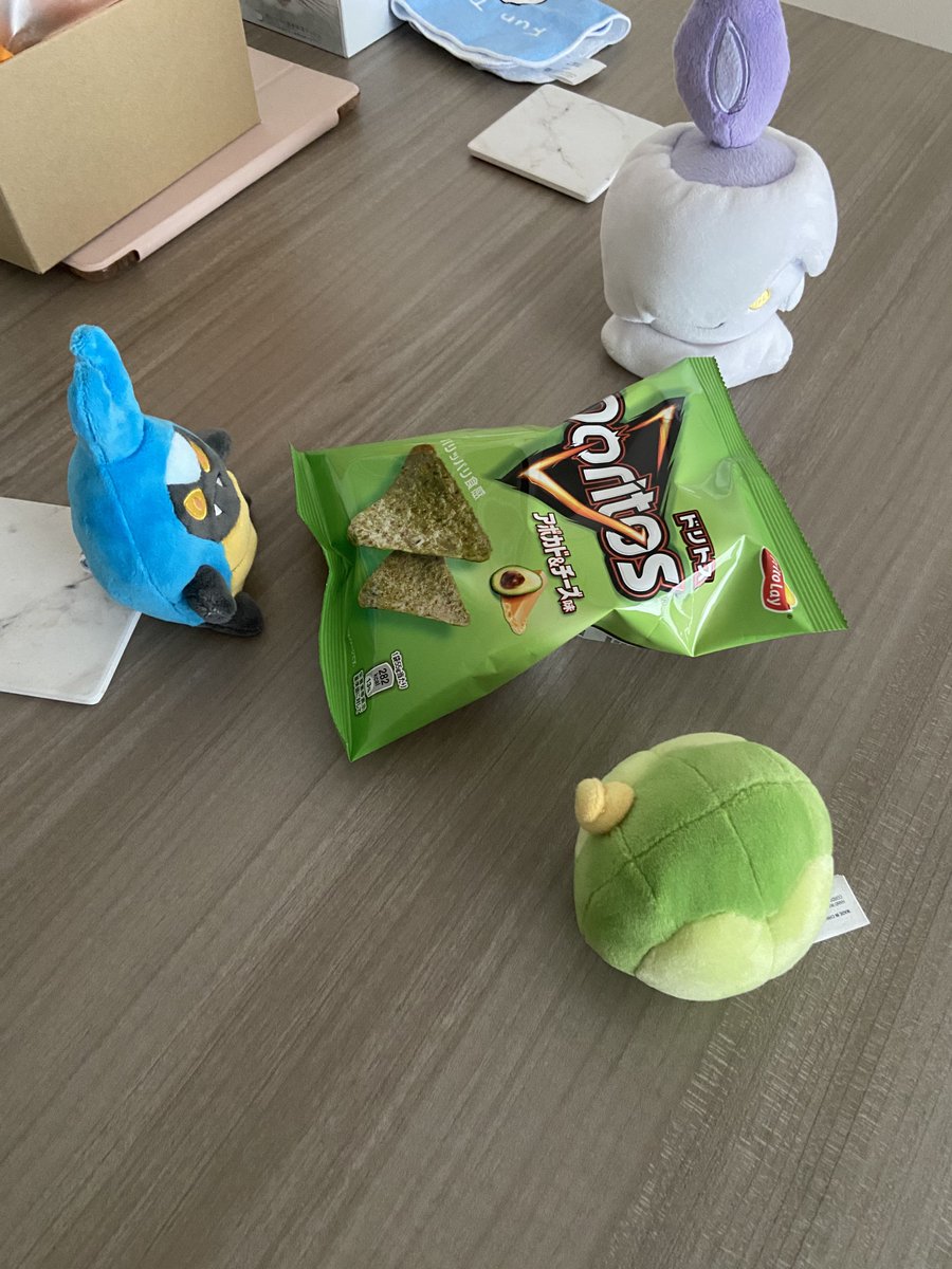 ponzu2117's tweet photo. 最近家帰るとぬいぐるみが集合してる。
今日は3匹でドリトス囲んでた。 https://t.co/CGInHPJ9N2