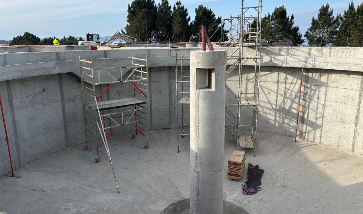 AcuaEsSA's tweet photo. Las obras de la nueva depuradora de A Illa de Arousa (Pontevedra) encaran su fase final 🚧💧

Mejorará la calidad de las aguas de la ría, dará servicio a 10.000 habitantes equivalentes y permitirá cumplir con la normativa europea, evitando sanciones

Fin de obra: verano

Inversión: 8,5 M€ (80% Next Generation EU)