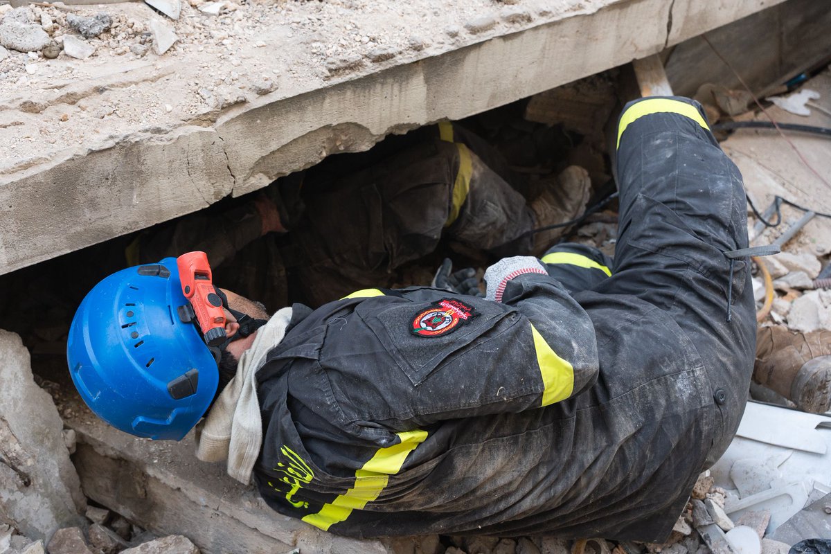 🇵🇱🇱🇧 Polish Aid – real action on the ground. In Tripoli, rescuers from 🇱🇧 Civil Defense operate among collapsing buildings. We supported them with professional footwear. Assistance also reaches the south, where many buildings have been damaged as a result of ongoing hostilities.