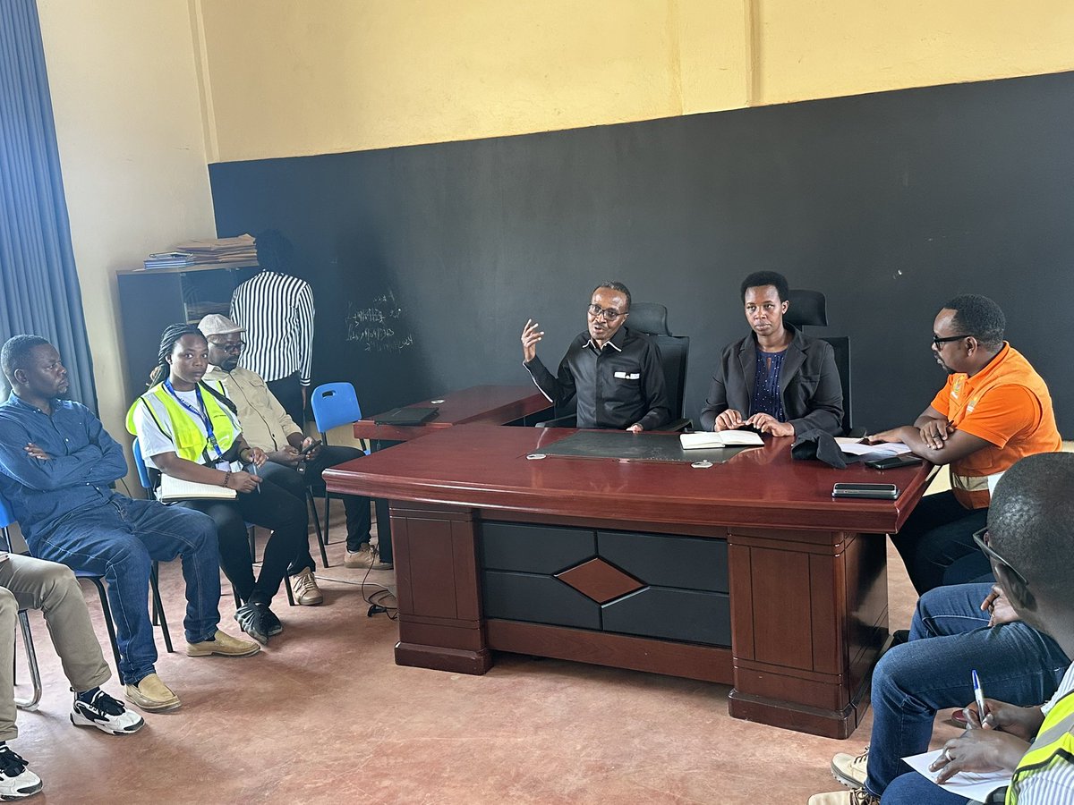 KarongiDistr's tweet photo. Minisitiri wa @RwandaEmergency Maj. Gen(Rtd)Albert Murasira arimo gusura imirimo yo kubaka mu cyiciro cya kabiri ishuri ryâicyitegererezo mu masomo yâubumenyingiro, #Mubuga TVET. Yasuye inyubako anaganira nâabarimo rwiyemezamirimo. Yijejwe ko izuzurira igihe muri Kamena 2026 https://t.co/nObEG4zdw9