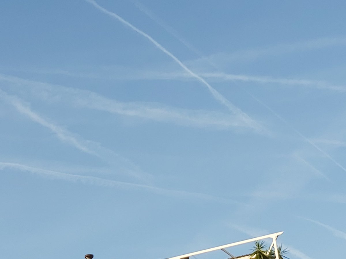 purereason1972's tweet image. Aquí fotos de cómo nos envenenais #Geoingeniería #Barcelona a diario