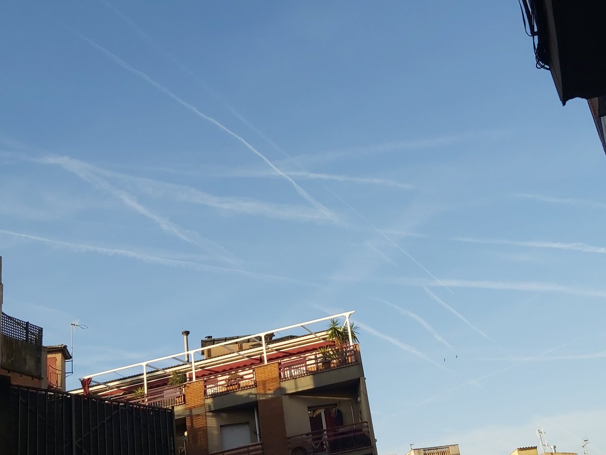 purereason1972's tweet image. Aquí fotos de cómo nos envenenais #Geoingeniería #Barcelona a diario