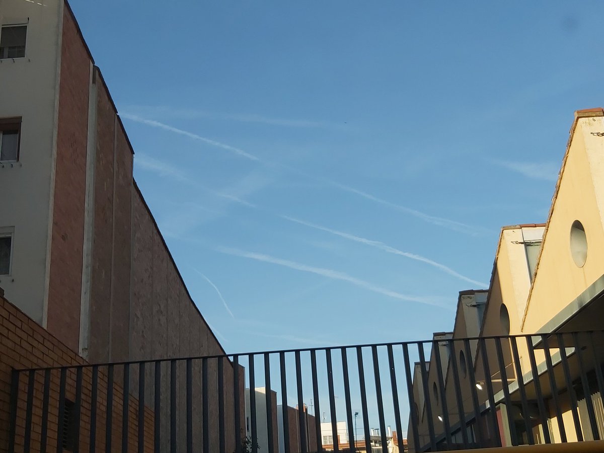 purereason1972's tweet image. Aquí fotos de cómo nos envenenais #Geoingeniería #Barcelona a diario