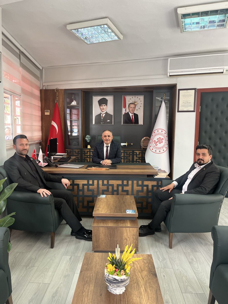 bbpdenizli's tweet photo. İl Başkanımız Selman Yeniçulha ve İl Sekreterimiz Muharrem Duman, İl Kültür ve Turizm Müdürümüz Adem Özel’e hayırlı olsun ziyaretinde bulundu.
Şehrimizin kültürel ve turistik değerlerini daha ileriye taşımak adına yapılacak çalışmalarda kendilerine başarılar diliyoruz. https://t.co/HWWrzNCMcZ